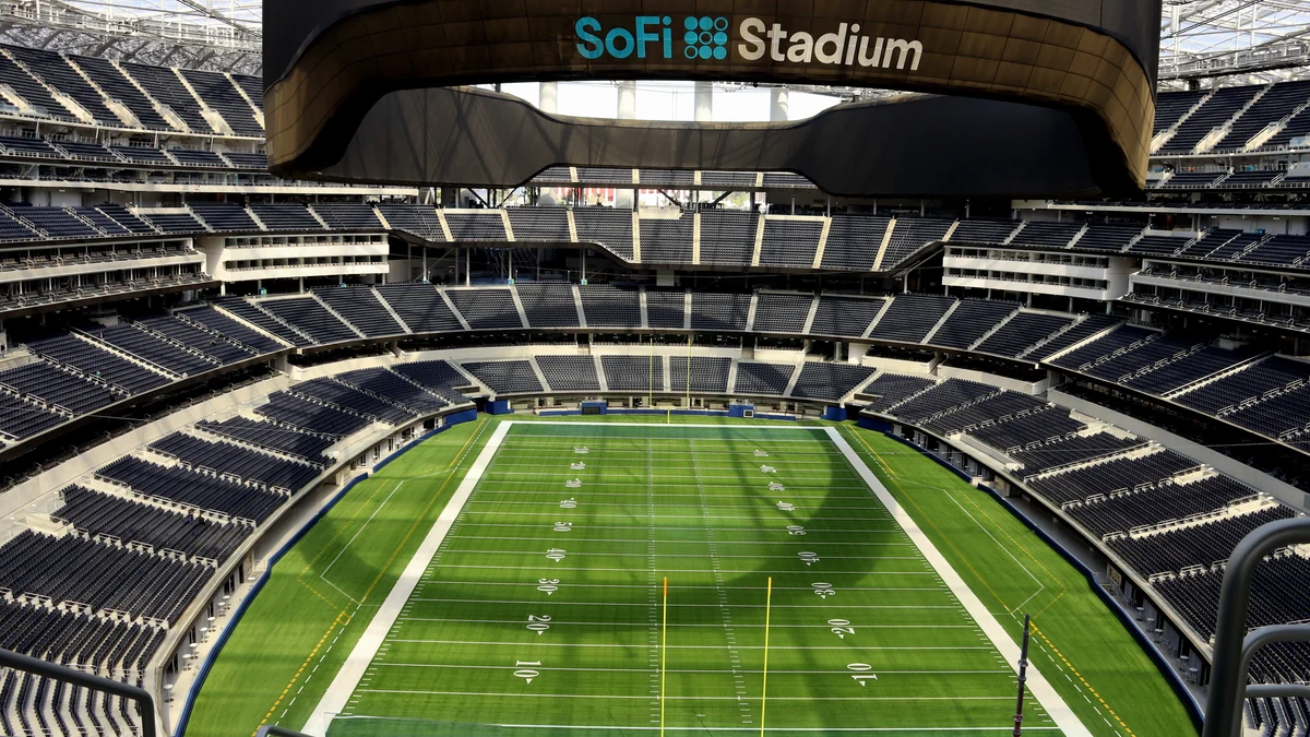 Arquibancadas vazias e campo de futebol americano no SoFi Stadium