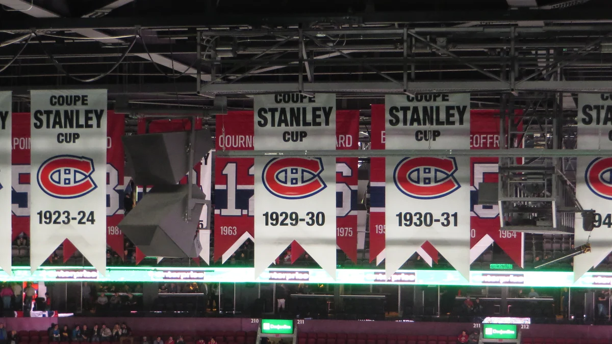 Banderines de la Stanley Cup de los Montreal Canadiens con las temporadas 1923–24, 1929–30 y 1930–31