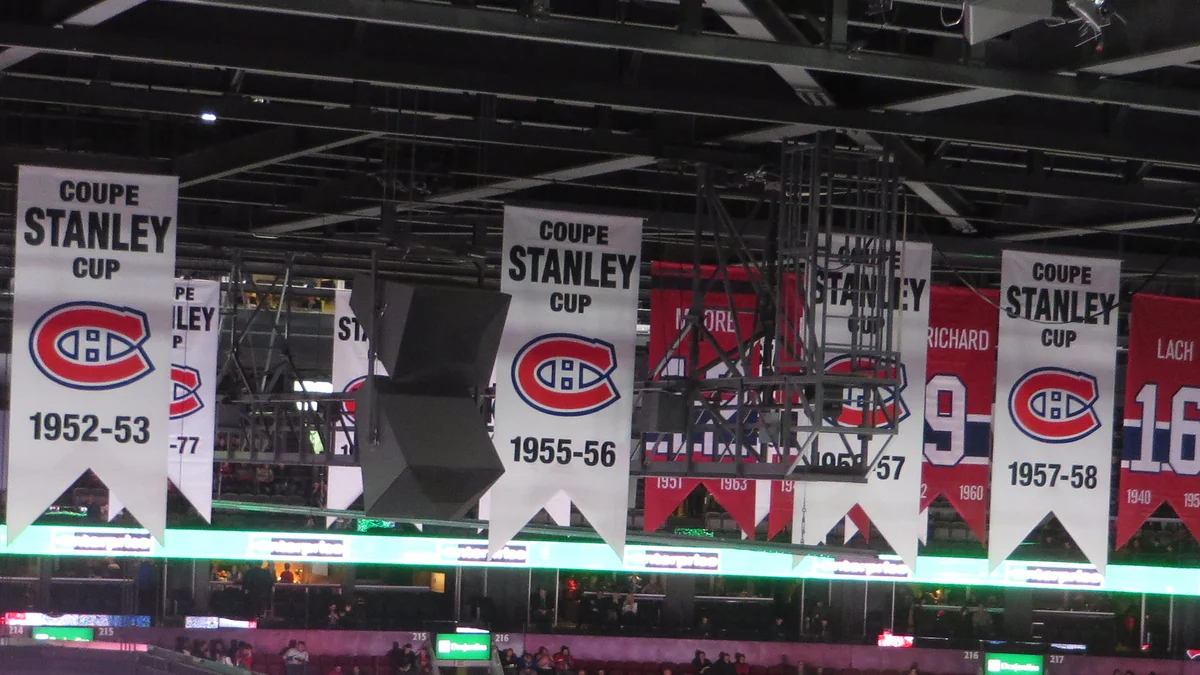 Banderines blancos de la Stanley Cup de los Canadiens entre las estructuras del techo del Bell Centre