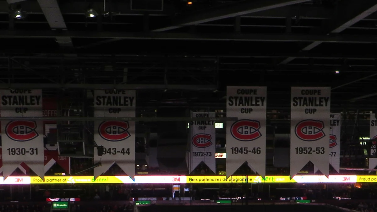 Banderines de la Stanley Cup de los Montreal Canadiens colgados en el Bell Centre