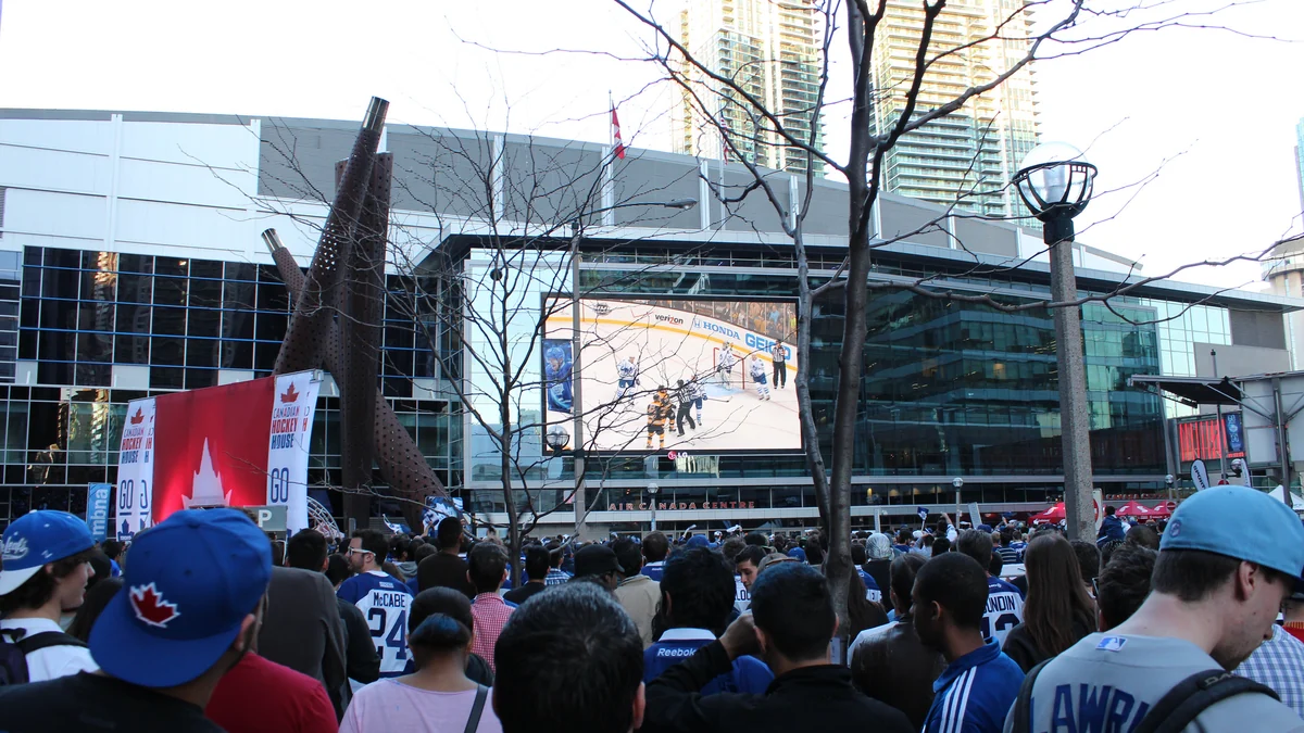 Aficionados de los Maple Leafs ven un partido en una pantalla frente al estadio en Toronto