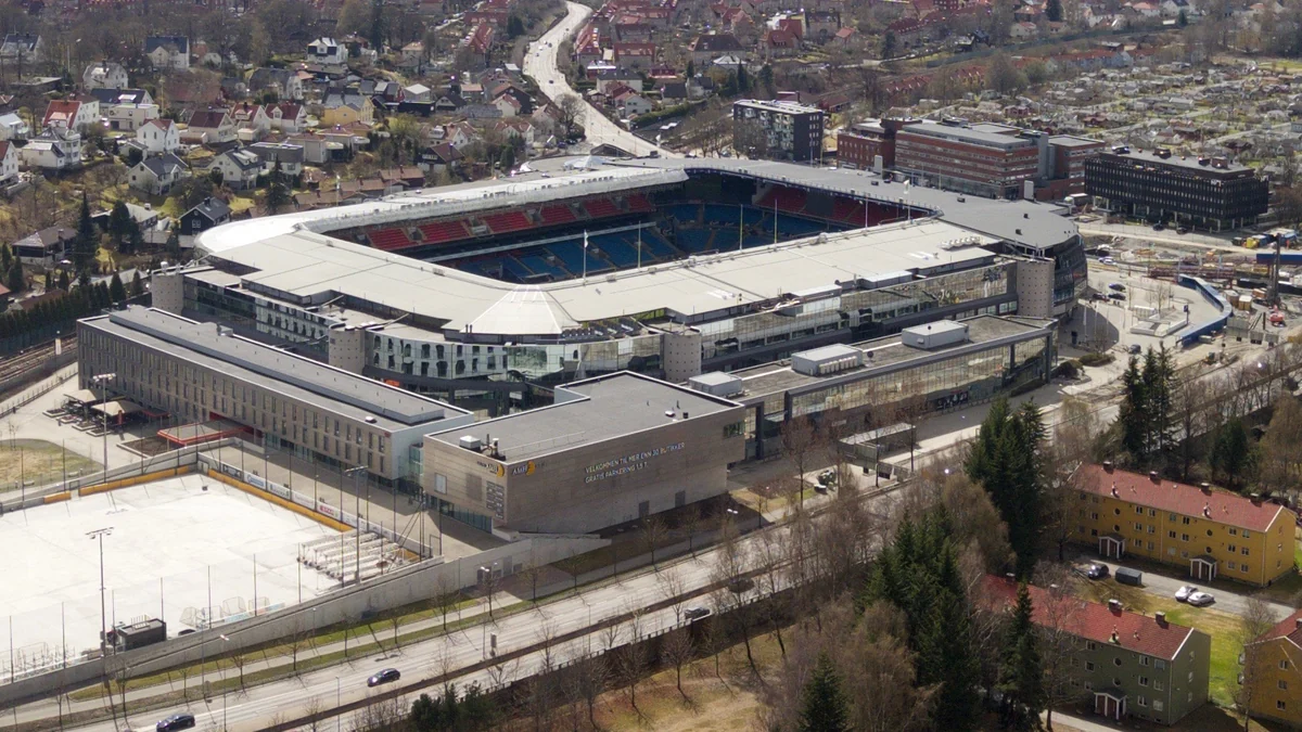 Vista aérea do Ullevaal Stadion cercado por ruas e edifícios de Oslo
