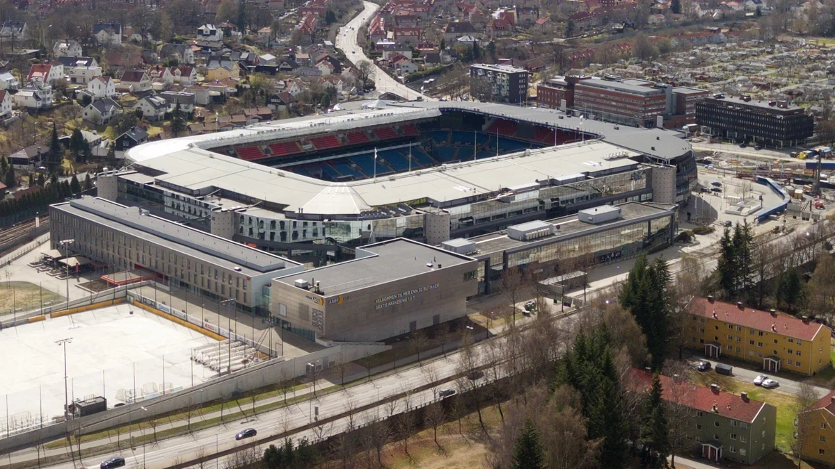 Vista aérea do Ullevaal Stadion cercado por ruas e edifícios de Oslo