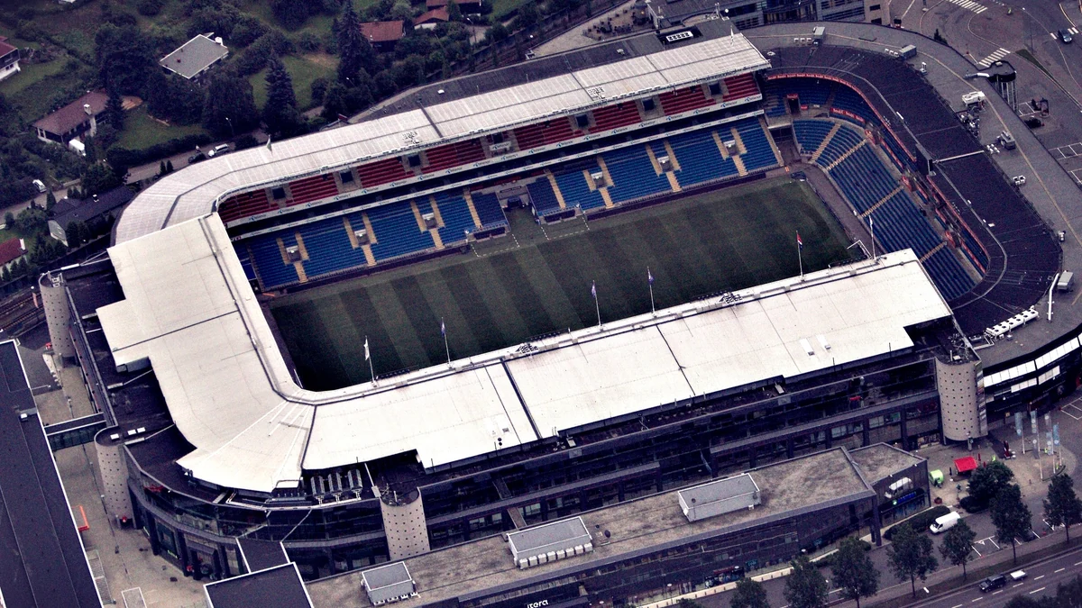 Vista aérea do gramado e das arquibancadas do Ullevaal Stadion
