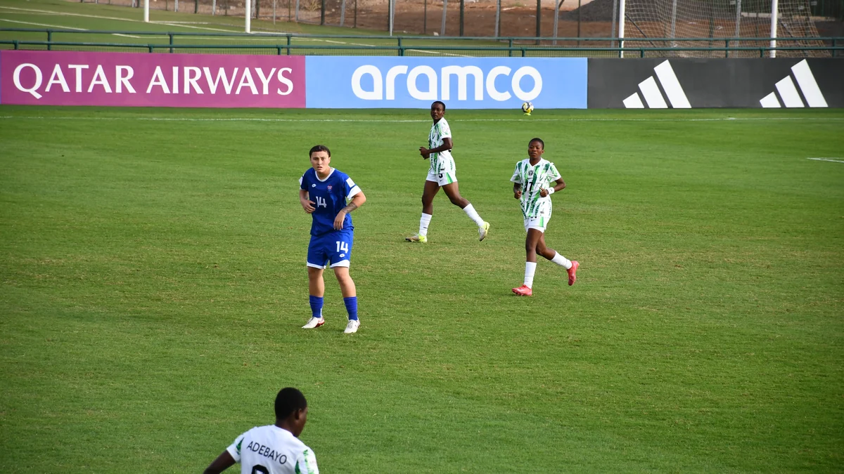 Jugadoras de Samoa y Nigeria recorren el campo durante un partido de fútbol femenino.
