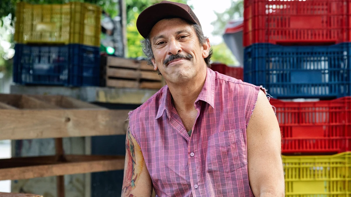 Juarez apparaît sur un stand de marché dans la promotion de Por Você