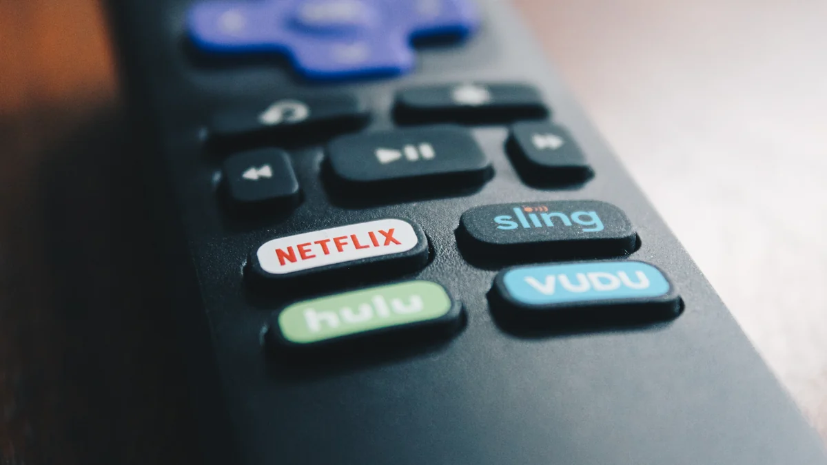 Close de controle remoto com botões da Netflix, Hulu, Sling e Vudu