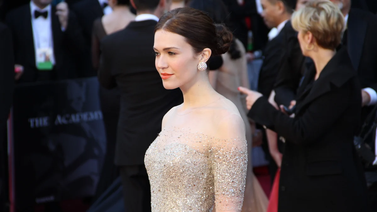 Mandy Moore en robe claire sur le tapis rouge des Oscars
