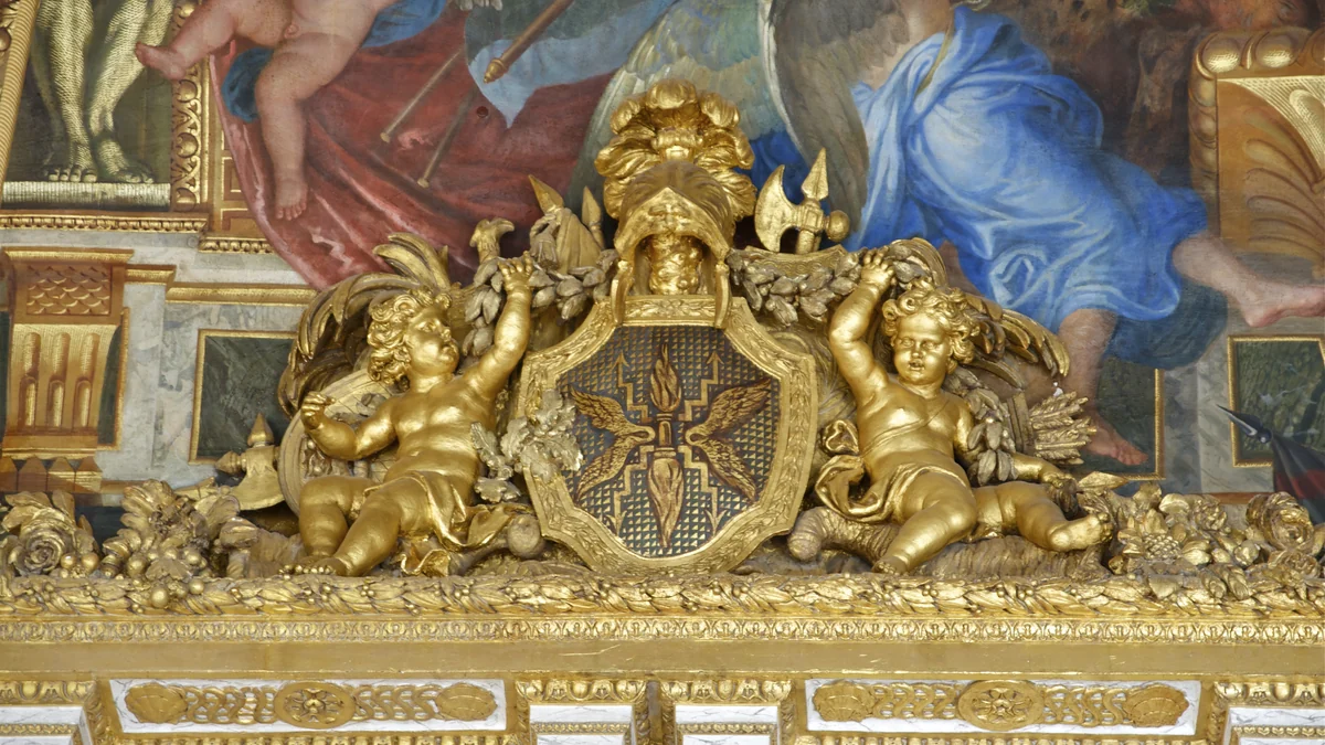 Ornamento dourado com escudo e duas figuras infantis diante de pintura mural