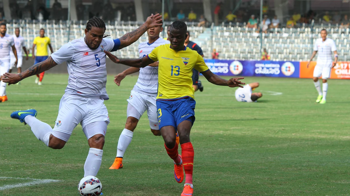 Des joueurs du Panama et de l’Équateur se disputent le ballon pendant un match