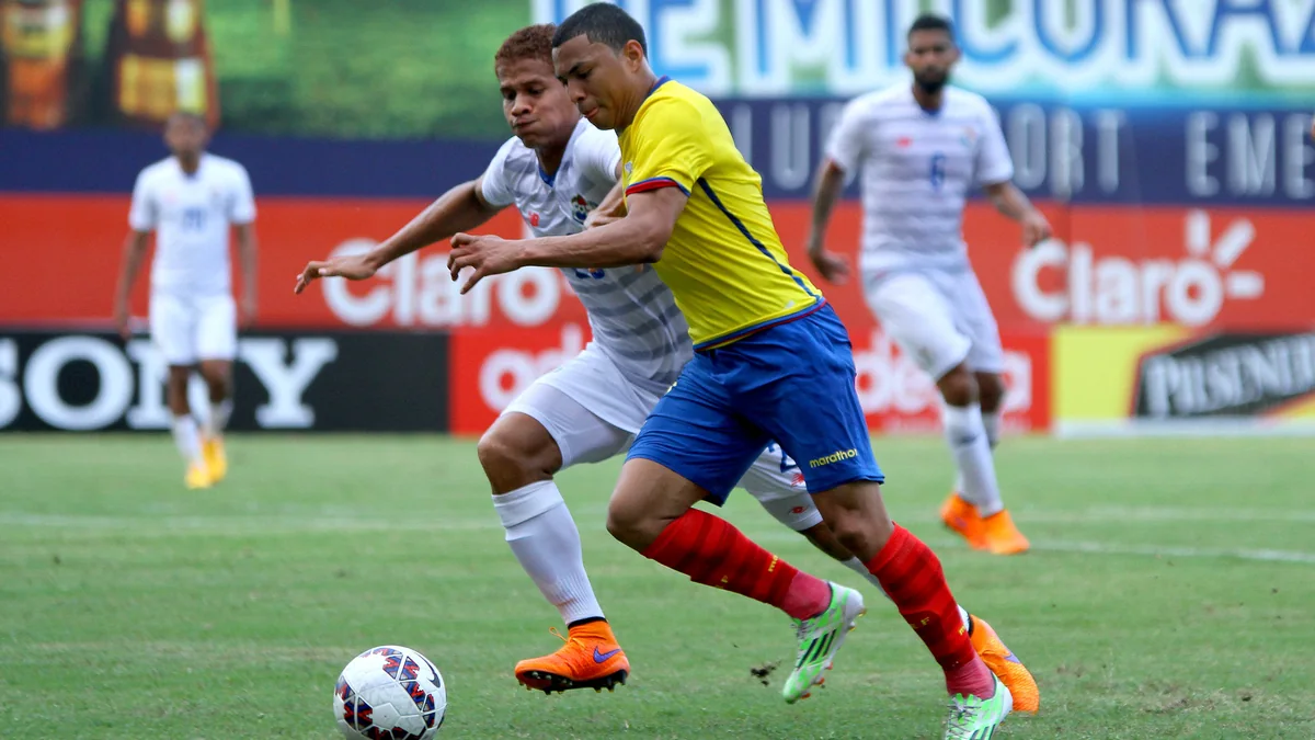 Jugador de Ecuador conduce el balón ante la marca de un futbolista de Panamá
