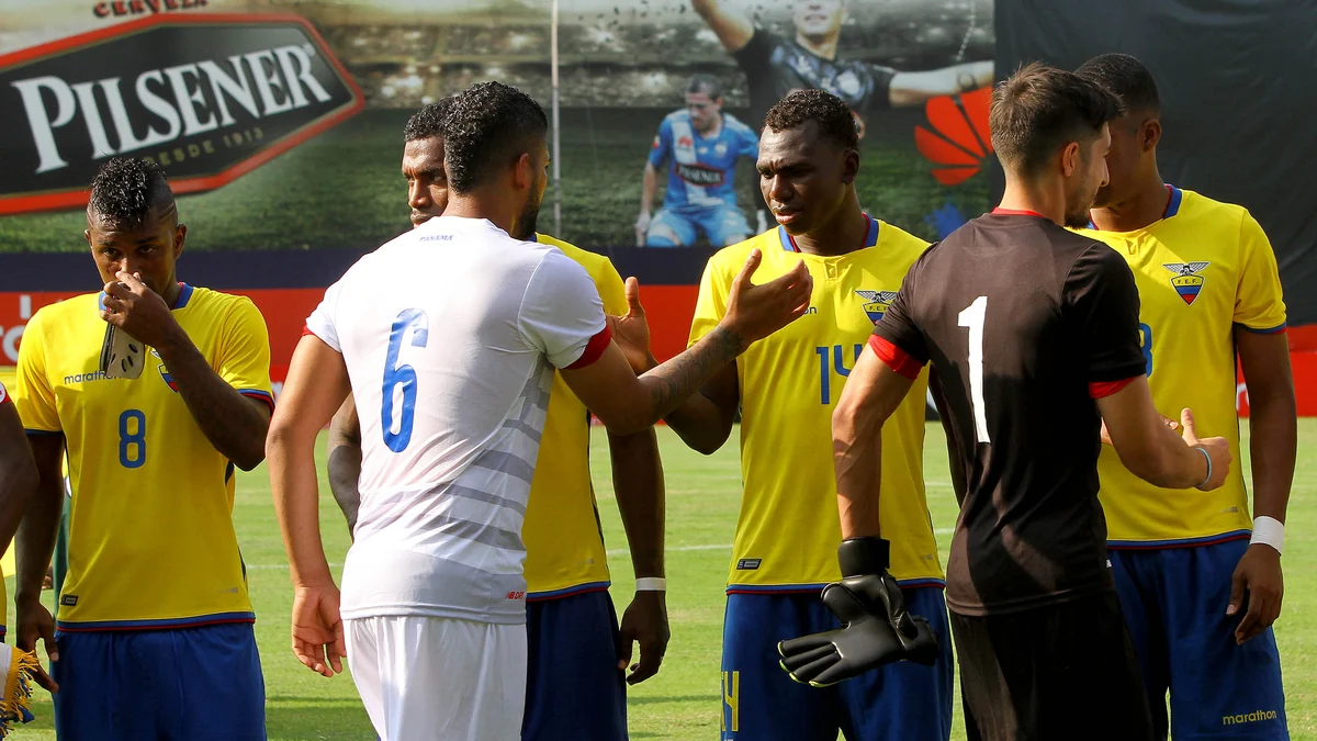 Des joueurs de l’Équateur et du Panama se saluent sur le terrain