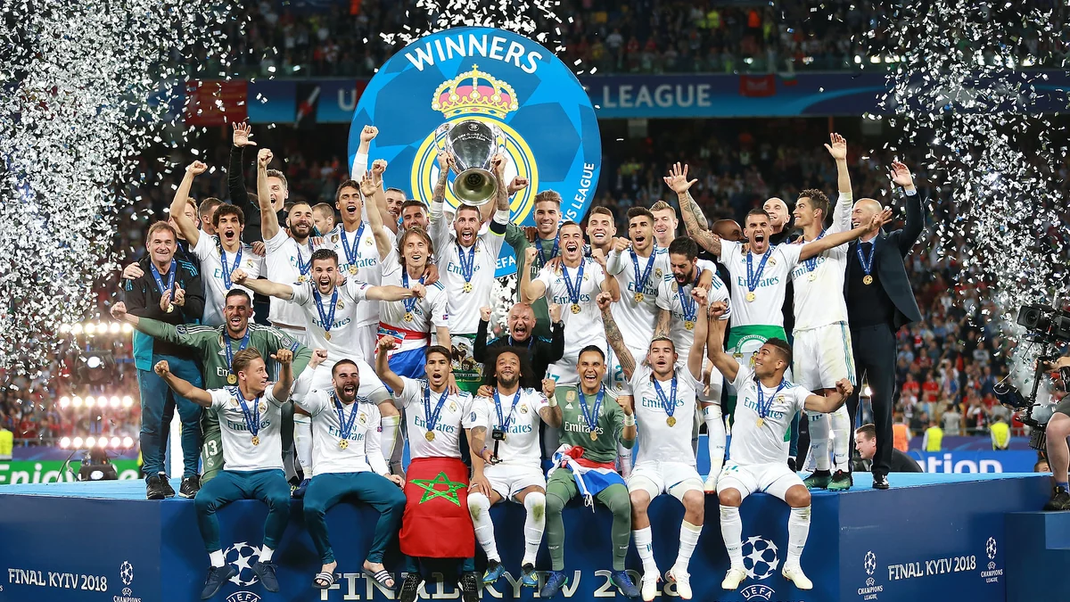 L'équipe du Real Madrid soulève le trophée de la Ligue des champions sur un podium couvert de confettis.