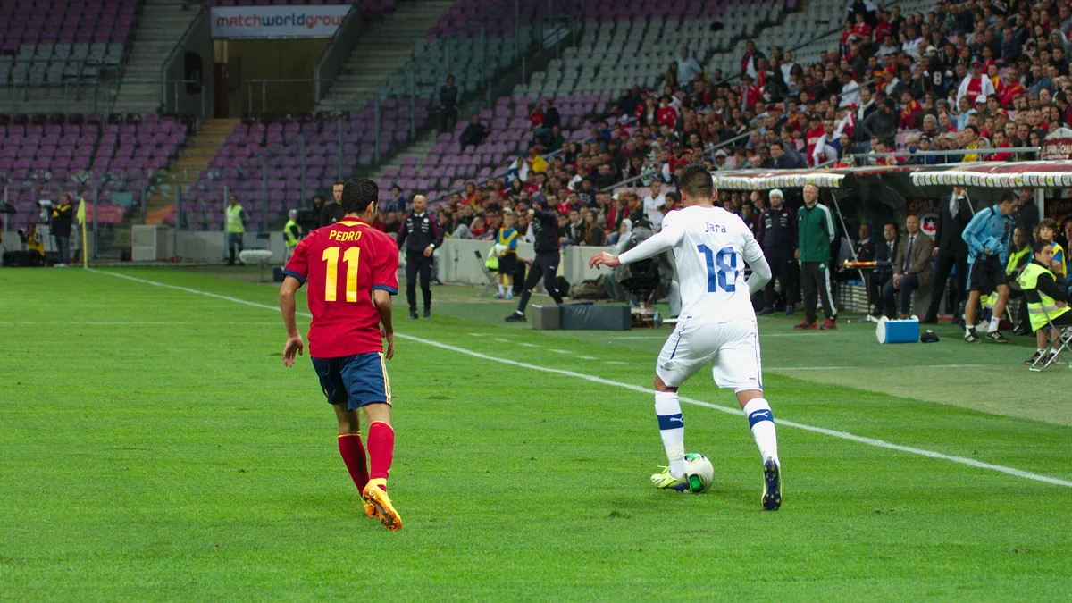 Pedro Rodríguez, seen from behind in Spain’s number 11 shirt, approaches Gonzalo Jara