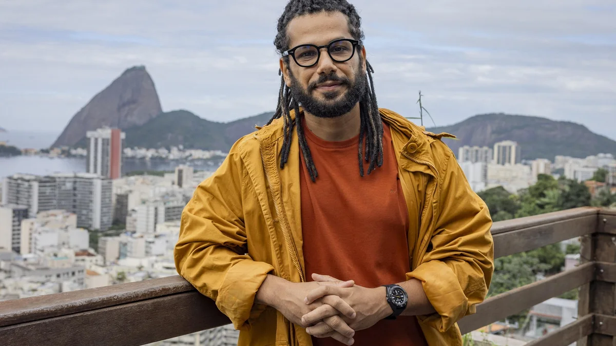Cauê Campos interpreta Peixe, o irmão mais velho que tenta proteger a família em Por Você.