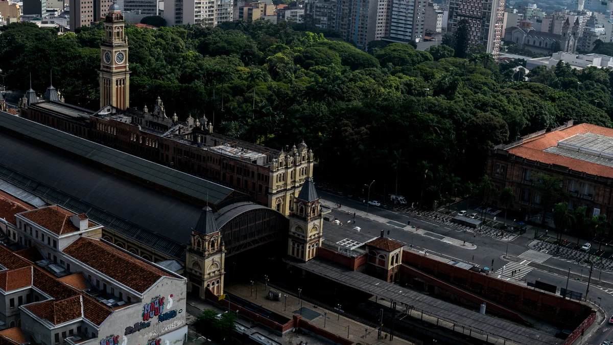 Vista aérea de la Estación Luz, el parque arbolado y edificios del centro de São Paulo