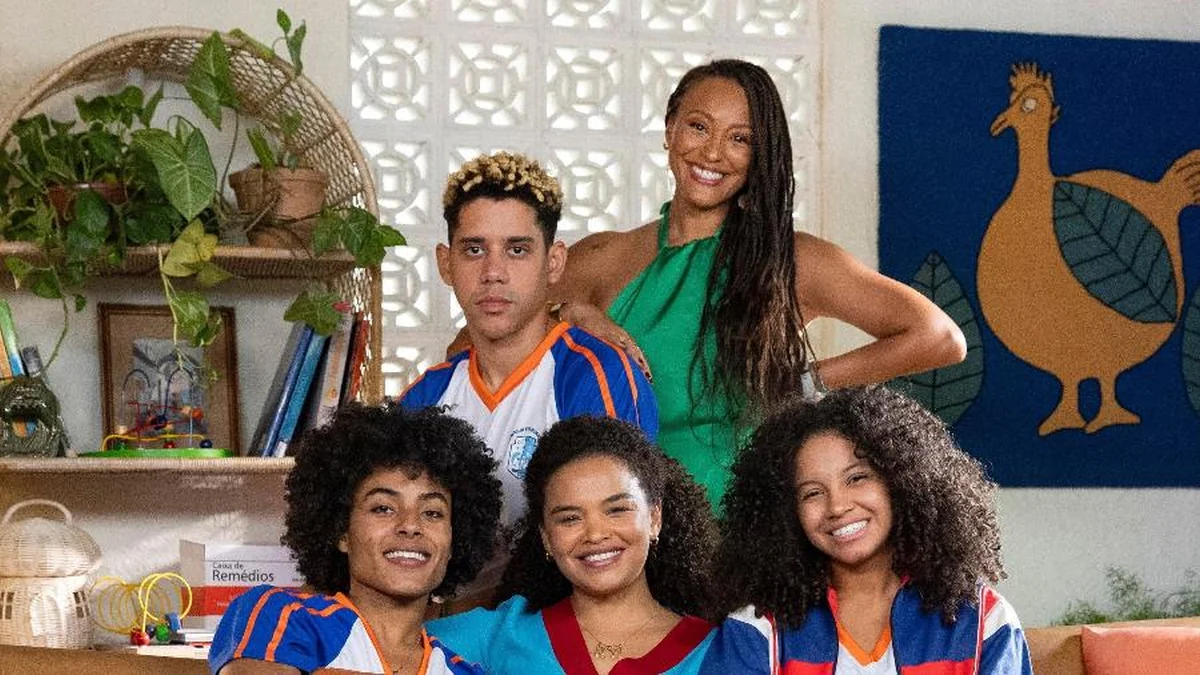 Elenco de Por Você reunido en una imagen promocional con Bela, Juli y los hijos