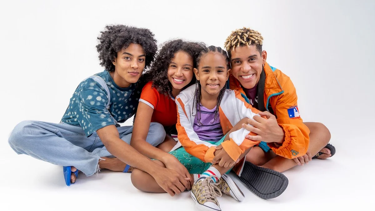 Cauê Campos, Laura Luz, Fabrício Assis y Kadu Spinola como los hijos de Juli en Por Você