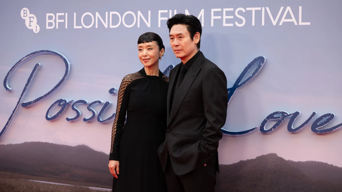 Jeon Do-yeon y Sul Kyung-gu, vestidos de negro, ante el panel de Possible Love en el Festival de Cine de Londres