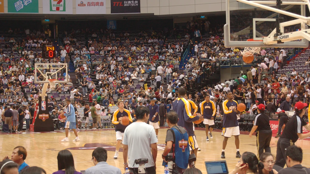 Jugadores de Indiana Pacers calientan con balones frente a las gradas