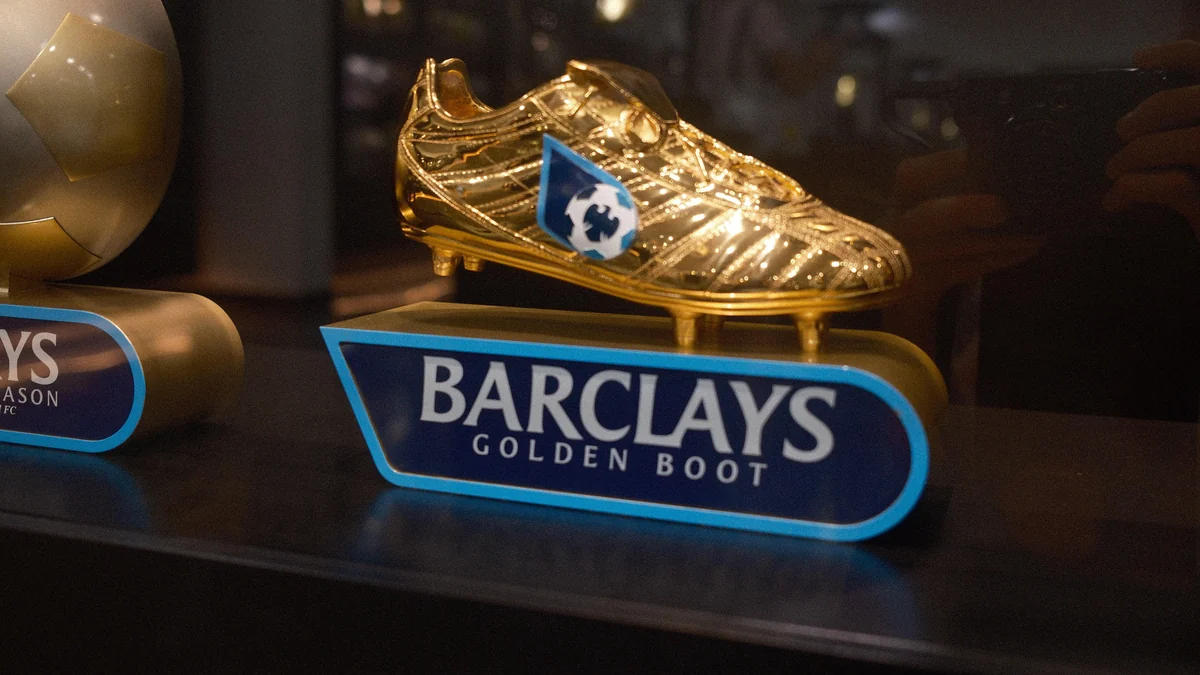Chuteira dourada da Premier League exposta em uma vitrine
