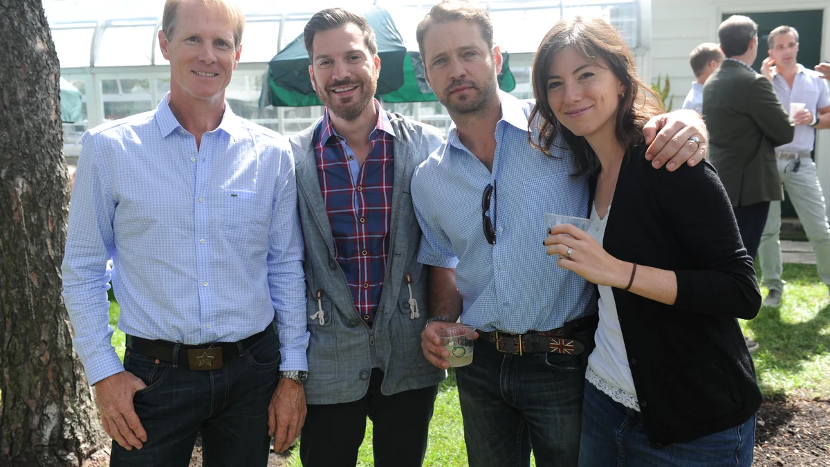Jason Priestley, deuxième en partant de la droite, pose dehors avec trois personnes