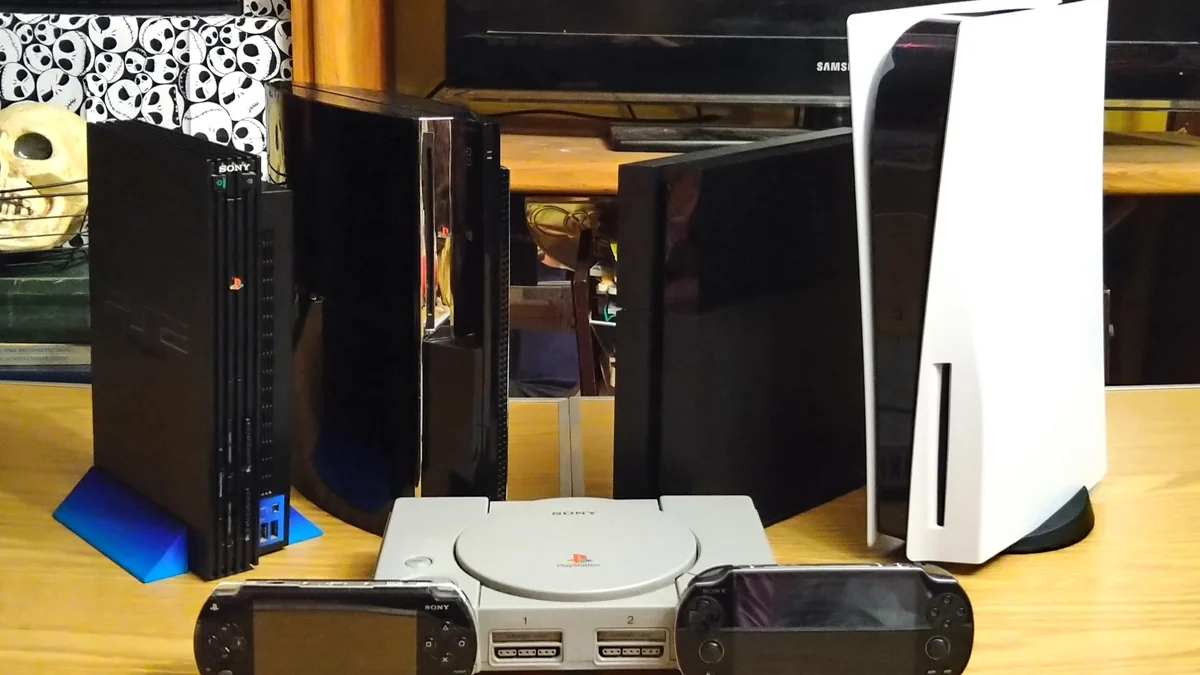 Consoles PlayStation de diferentes gerações reunidos sobre uma mesa