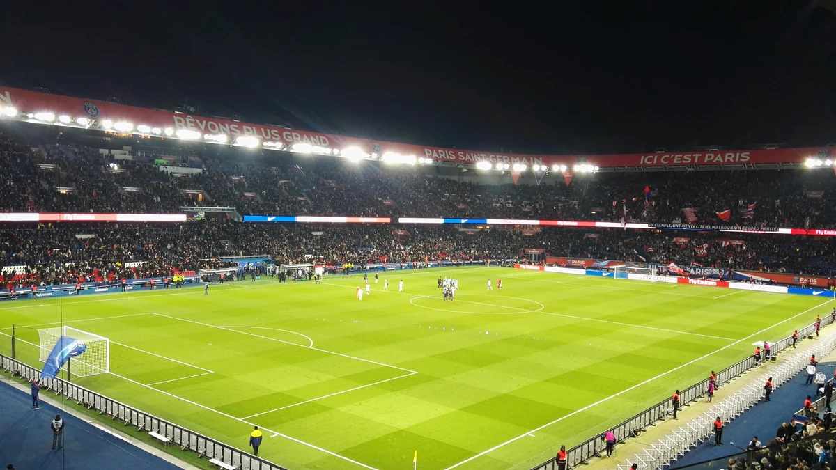 Vista amplia del campo y las gradas del Parc des Princes de noche