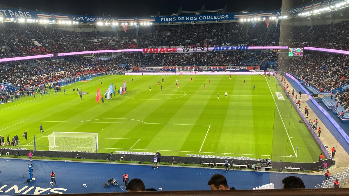 Campo del Parc des Princes visto desde las gradas durante el calentamiento