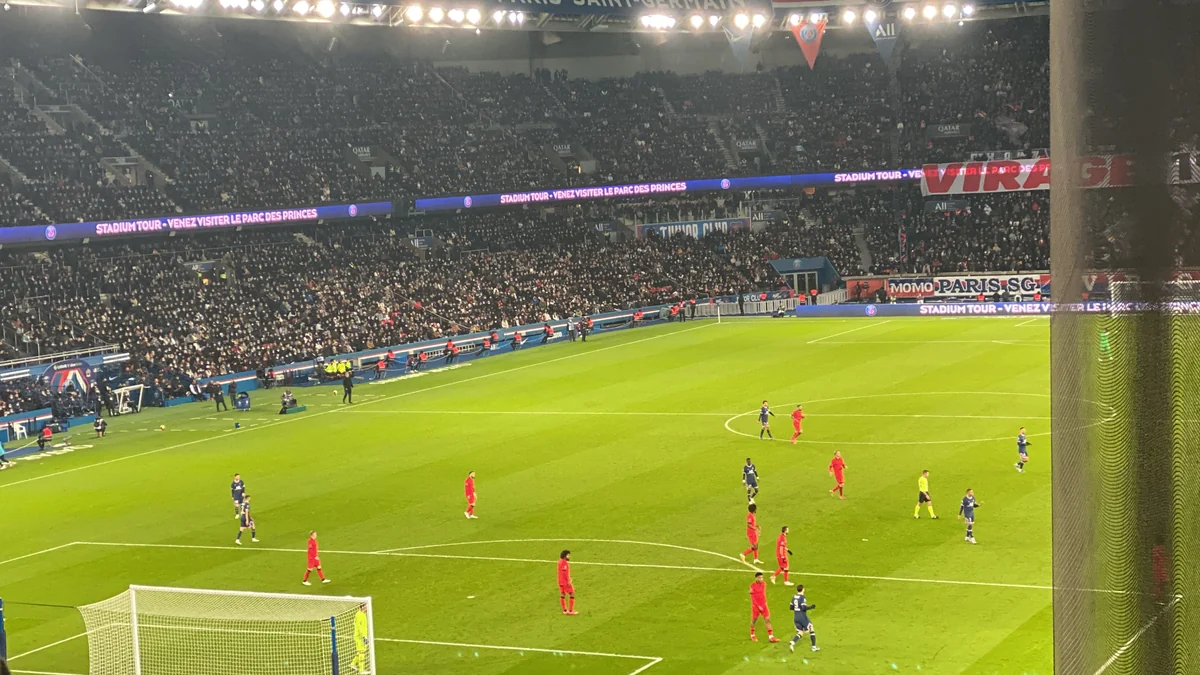 Vue de la pelouse et des tribunes remplies du Parc des Princes pendant un match