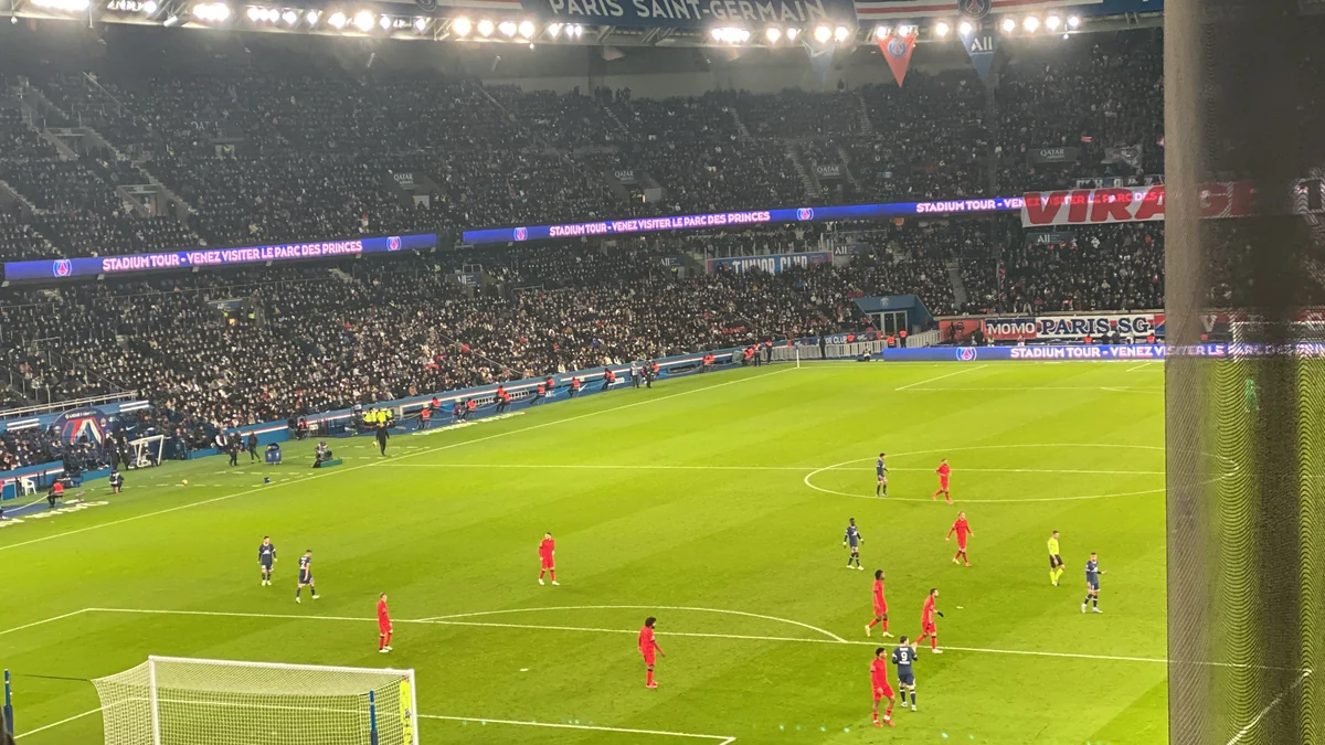 Match de football au Parc des Princes vu derrière l’un des buts