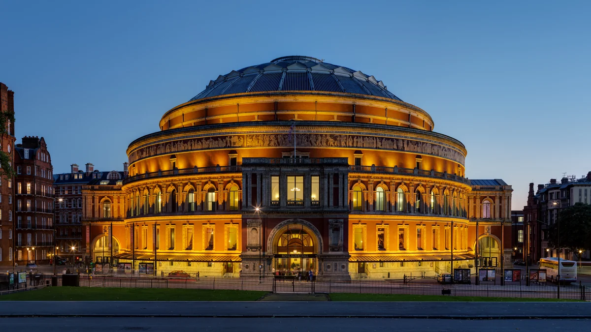 Façade illuminée du Royal Albert Hall à la tombée du jour