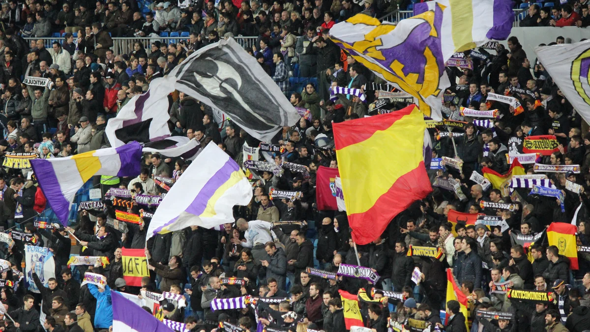 Aficionados del Real Madrid agitan banderas y levantan bufandas en las gradas