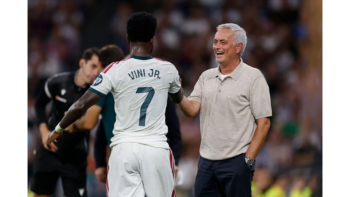 Vini Jr. speaks with José Mourinho on the Santiago Bernabéu pitch.