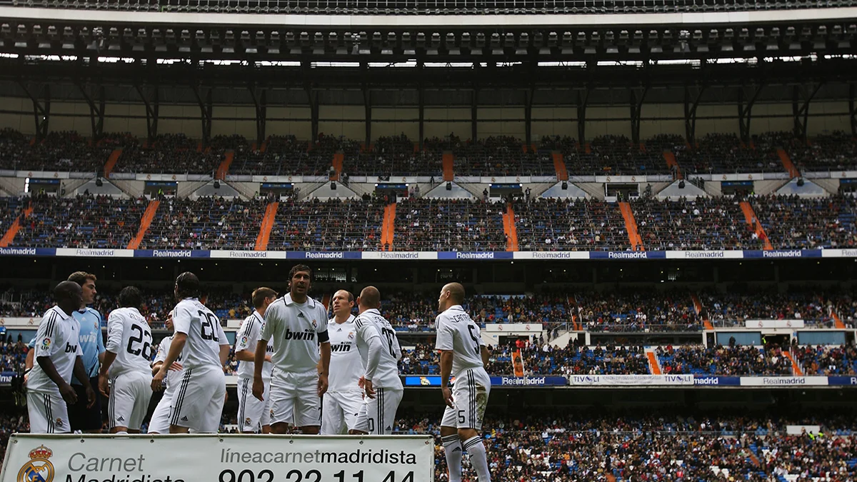 Joueurs du Real Madrid réunis au bord du terrain devant les tribunes du Bernabéu