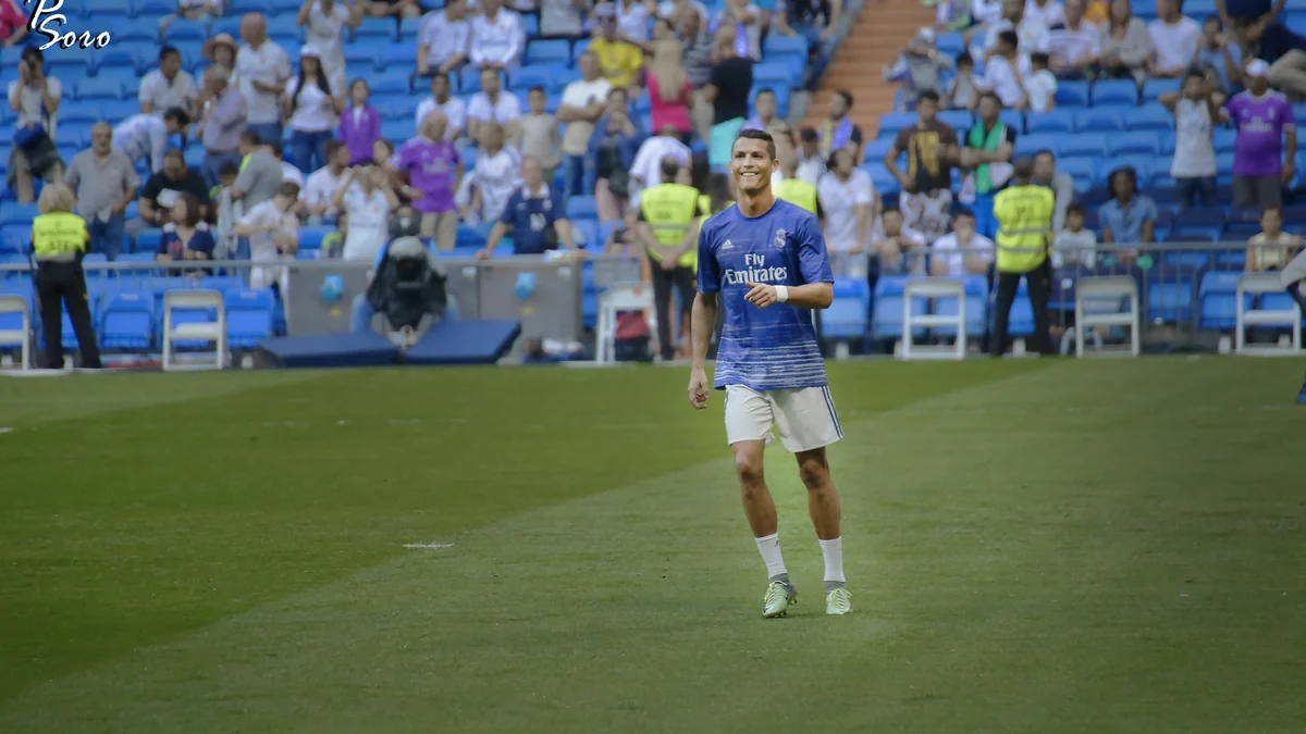 Cristiano Ronaldo en tenue bleue du Real Madrid sur la pelouse devant les tribunes