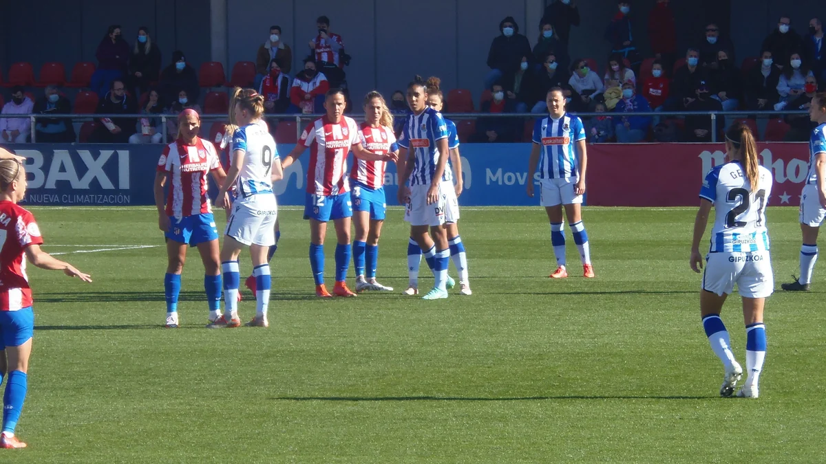 Real Sociedad and Atlético de Madrid players positioned on the pitch during a women’s football match