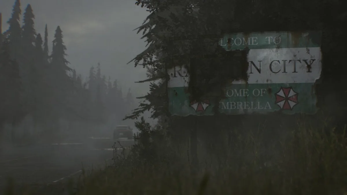 Estrada coberta por neblina ao lado de uma placa danificada de Raccoon City com o símbolo da Umbrella