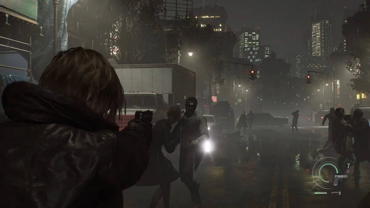 Un personnage vise des créatures dans une rue urbaine sombre et pluvieuse du jeu Resident Evil Requiem