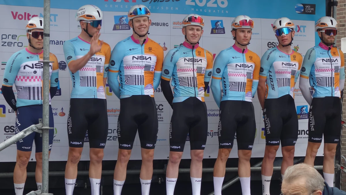 Sept coureurs de NSN se tiennent côte à côte sur un podium avant une course
