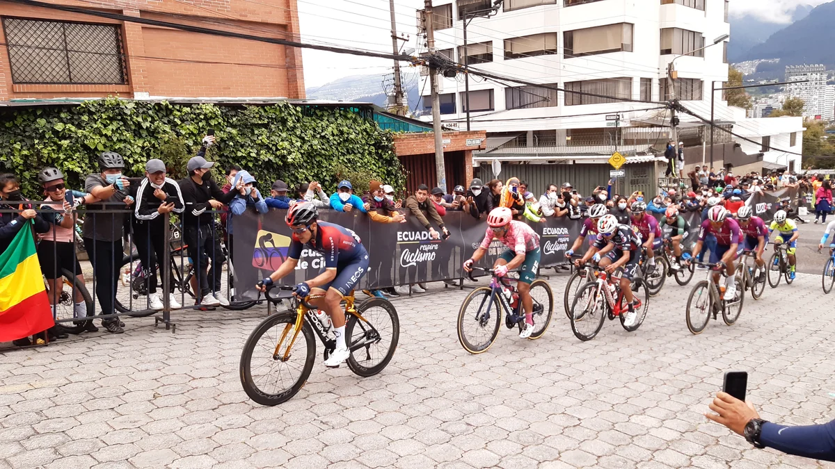 Richard Carapaz mène un groupe de cyclistes dans une rue pendant une course en Équateur