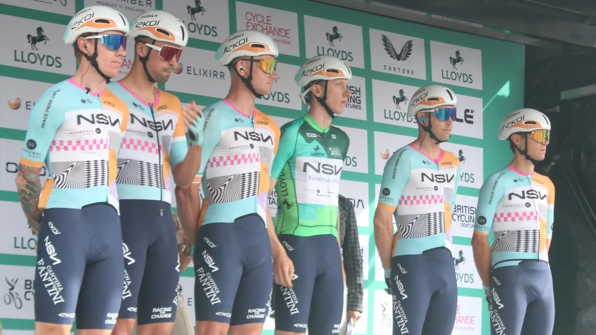 Six coureurs de NSN en tenues bleu clair et blanc lors d’une présentation d’équipe