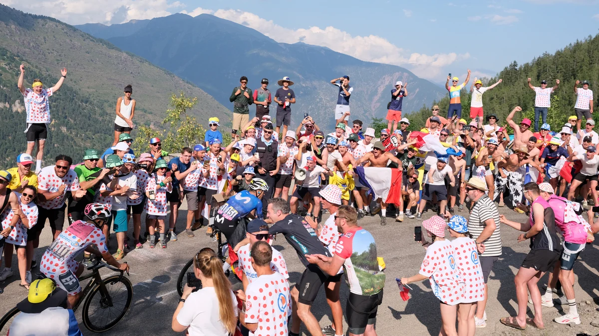 Richard Carapaz gravit une route entourée de spectateurs sur le Tour de France