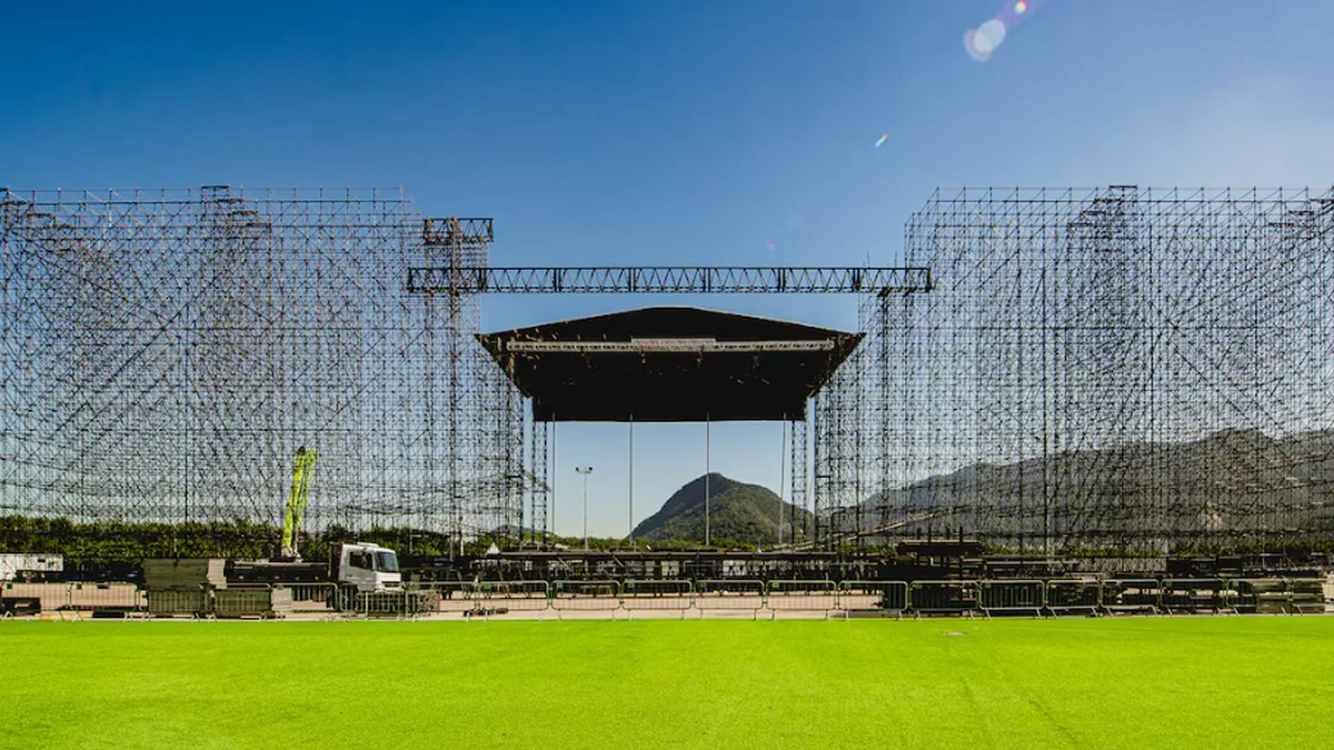 Estrutura do Palco Mundo em montagem na Cidade do Rock para o Rock in Rio 2026.