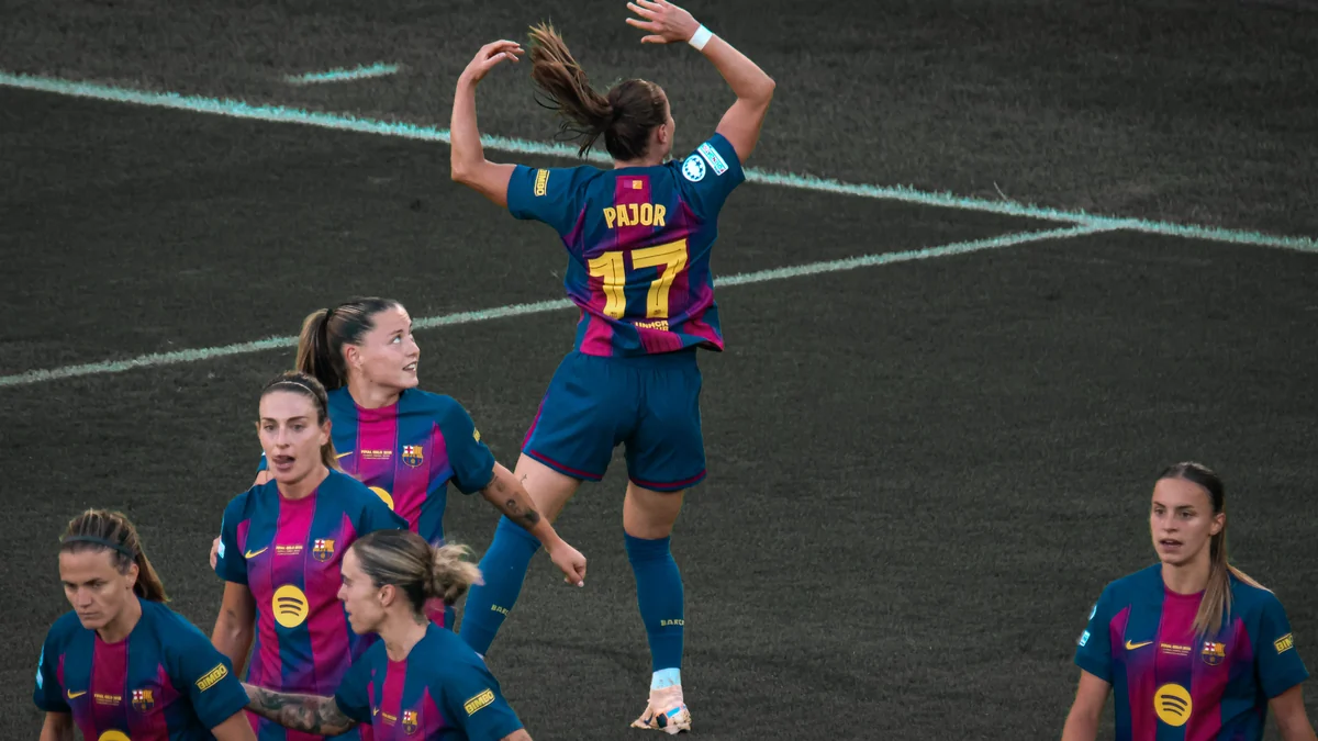 Ewa Pajor, vue de dos avec le maillot numéro 17 de Barcelone, célèbre sur le terrain parmi ses coéquipières