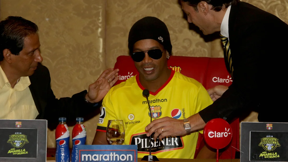 Ronaldinho Gaúcho on the field for Barcelona Sporting Club