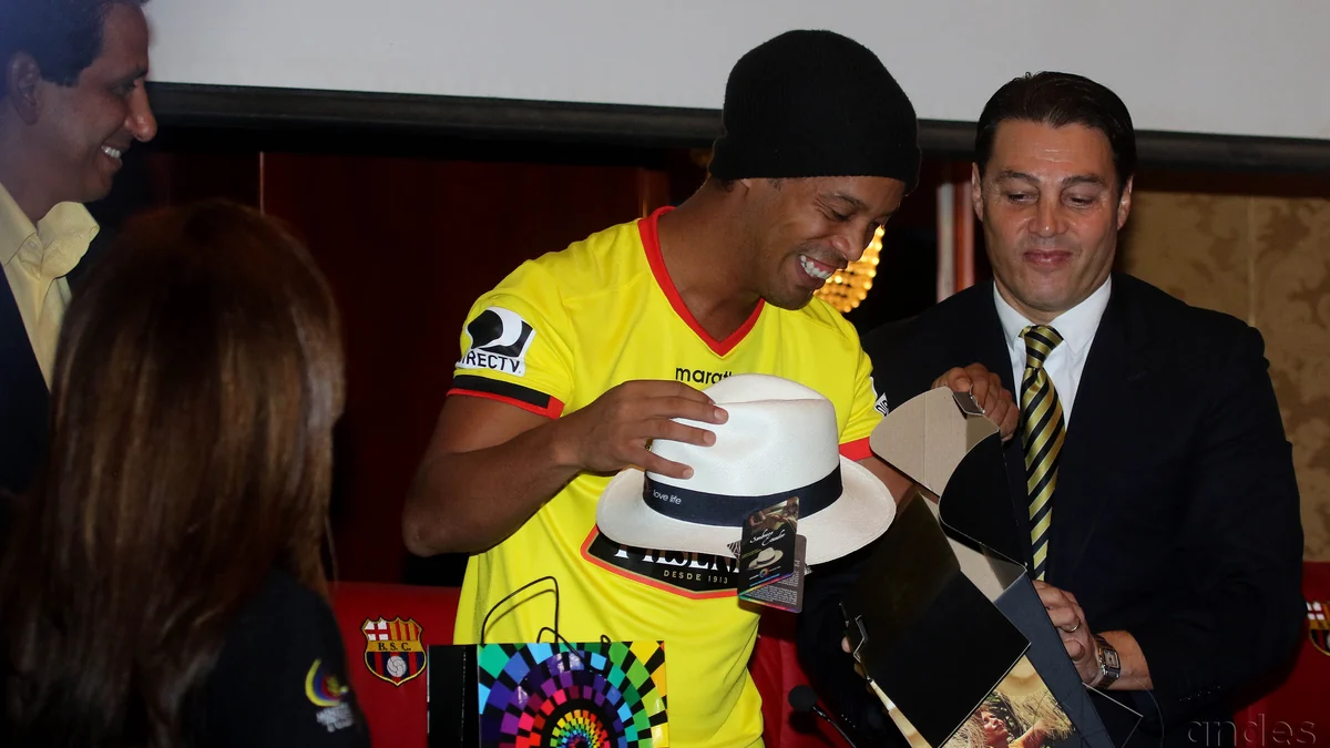 Ronaldinho Gaúcho durante una etapa histórica de su carrera en el Barcelona.