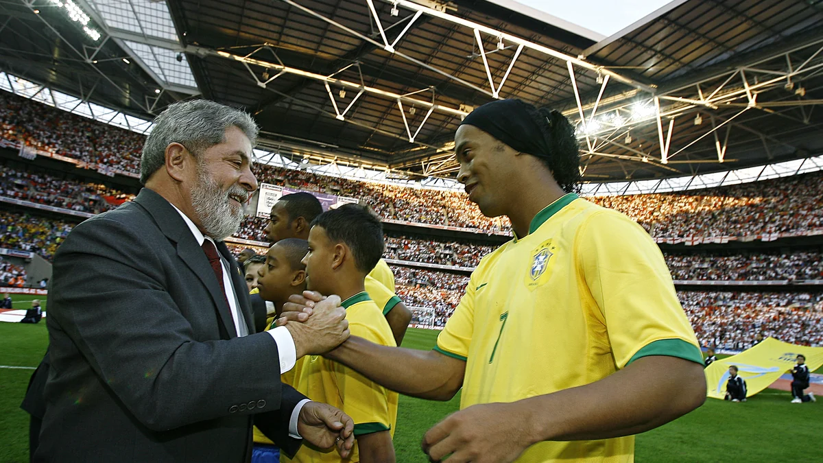Ronaldinho Gaúcho durante una presentación pública vinculada al Ravenna FC.