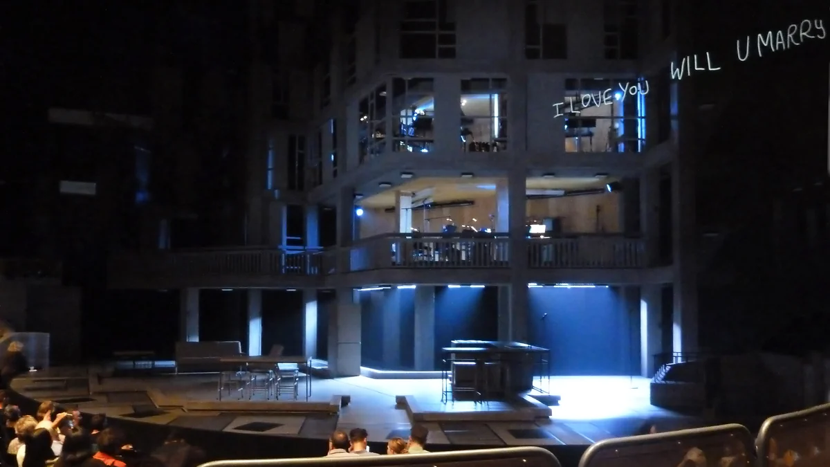 Escenario iluminado y patio de butacas del Gillian Lynne Theatre antes de una función