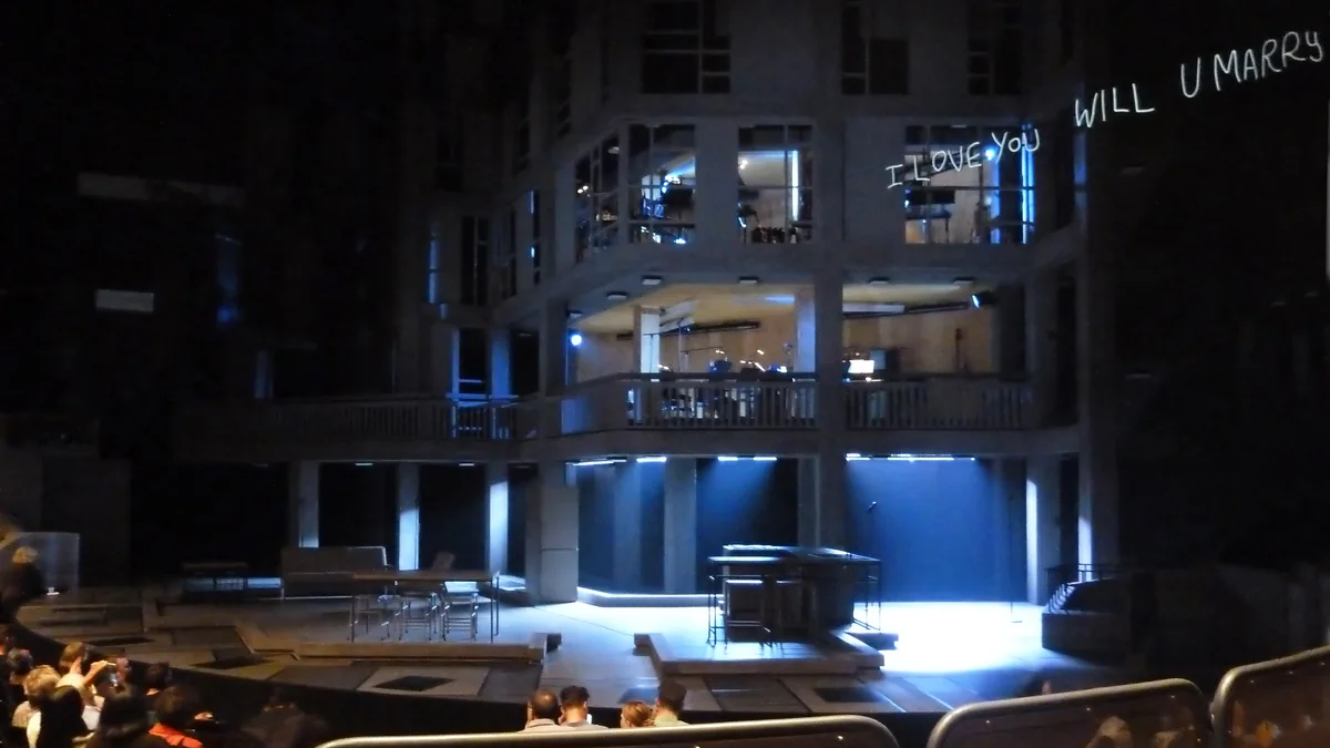 Escenario iluminado y patio de butacas del Gillian Lynne Theatre antes de una función